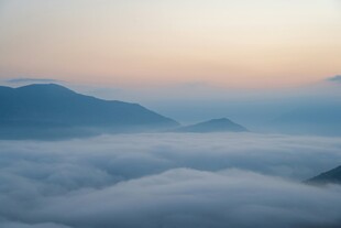 云海中的山峦壮丽美景