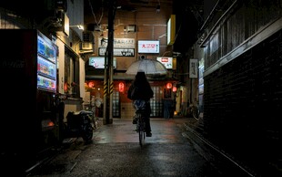 雨夜城市小巷行人身影