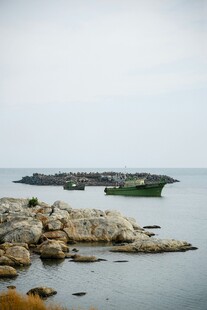 海边岩石与远处岛屿风光