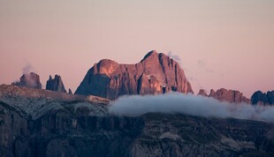 夕阳下巍峨壮丽的群山
