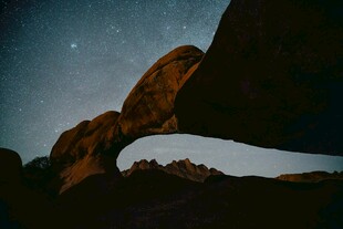 星空下的奇异岩石景观