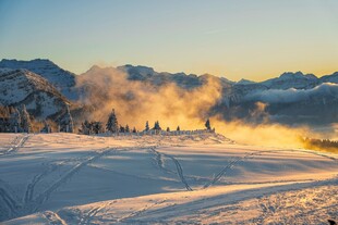 雪山顶上的壮丽日出景观