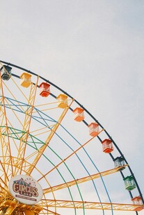 绚丽摩天轮天空下的浪漫