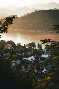 湖畔村落美景