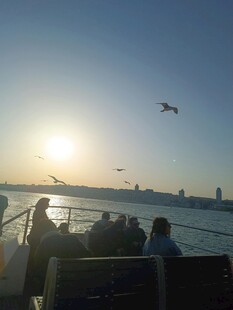 海上日落时的乘船景象