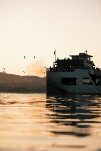 夕阳下的海上船只