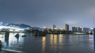 城市江畔夜景风光