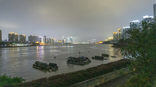 城市河畔夜景