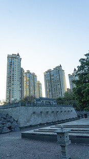 城市高楼与绿植景观