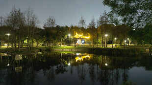 湖畔夜景 映照璀璨灯光