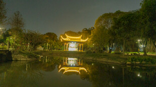夜晚中式亭台的静谧湖景