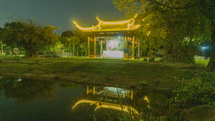 古亭夜景倒映于静谧湖面