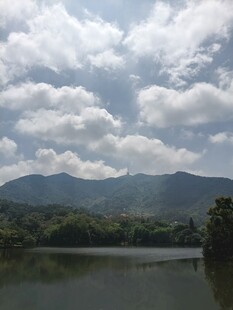 湖光山色间的自然美景