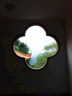 四叶草窗景望绿意自然