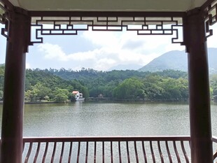 亭中赏湖山美景
