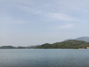 宁静湖景与远山