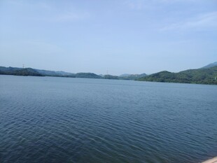 宁静湖水与远处青山