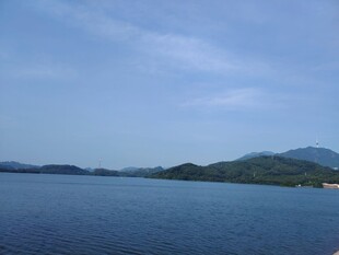 宁静湖景与远处山峦