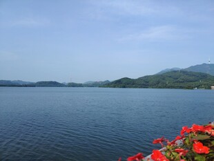 湖畔繁花伴青山碧水