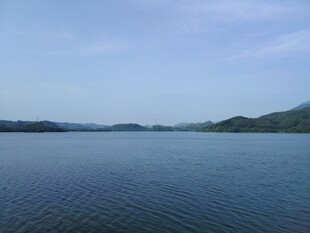 宁静湖水与远处山峦