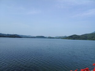 宁静湖面与远山美景