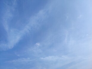 蔚蓝天空中的轻柔云彩