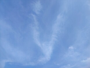 蔚蓝天空中的轻柔云彩