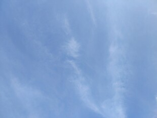 蓝天中的轻柔云彩