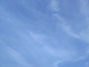 蔚蓝天空中的轻柔云彩