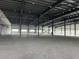 空旷大型工业仓库空间