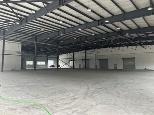 空旷大型工业仓库空间