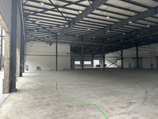空旷工业风大型仓库空间