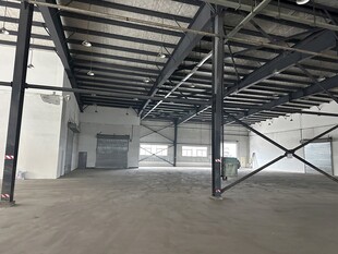 空旷工业厂房内部空间