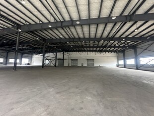 空旷工业仓库室内场景