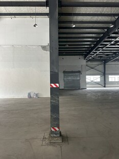空旷工业厂房内部空间