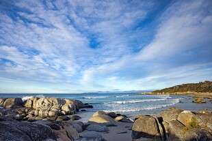 海边岩石与蓝天海景