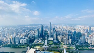 广州塔视角楼顶拍摄模拟无人机