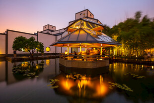 苏州博物馆中式建筑园林夜景