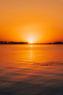 夕阳下的平静湖面