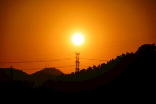 夕阳下的城市与电线杆剪影