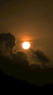 夕阳穿透云层的壮丽景象