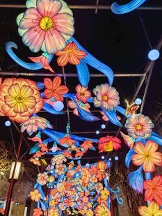 多彩花朵装饰的梦幻场景