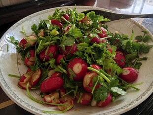 新鲜蔬菜沙拉摆放在盘中