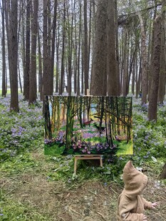 森林中的梦幻花卉展示台