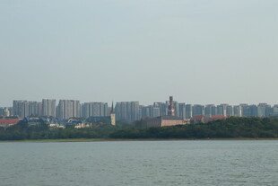 松湖烟雨松山湖湖畔城市风光