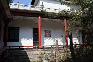 中式传统民居庭院一角