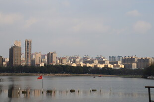 湖畔城市天际线美景