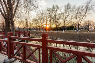 冬日河畔夕阳下的红栏杆