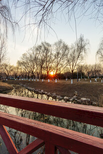 夕阳下湖边的红色栏杆美景