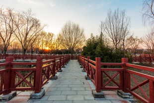 夕阳下的红色廊桥美景